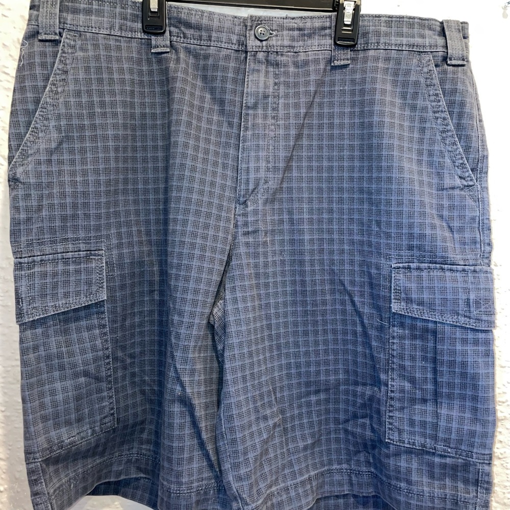 Izod Men's Gray Plaid Cargo Shorts